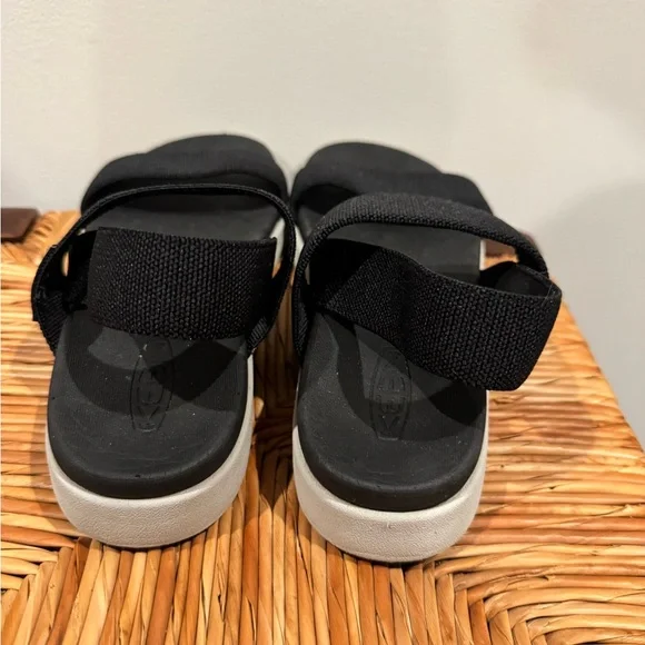 Keen Black and White Women's Sandals size 9.5 - Picture 4 of 4